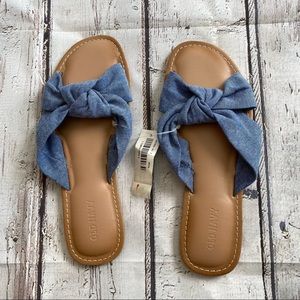 Brand New Old Navy Chambray Blue Fabric Knot Flip Flop Sandals Size 6 NWT